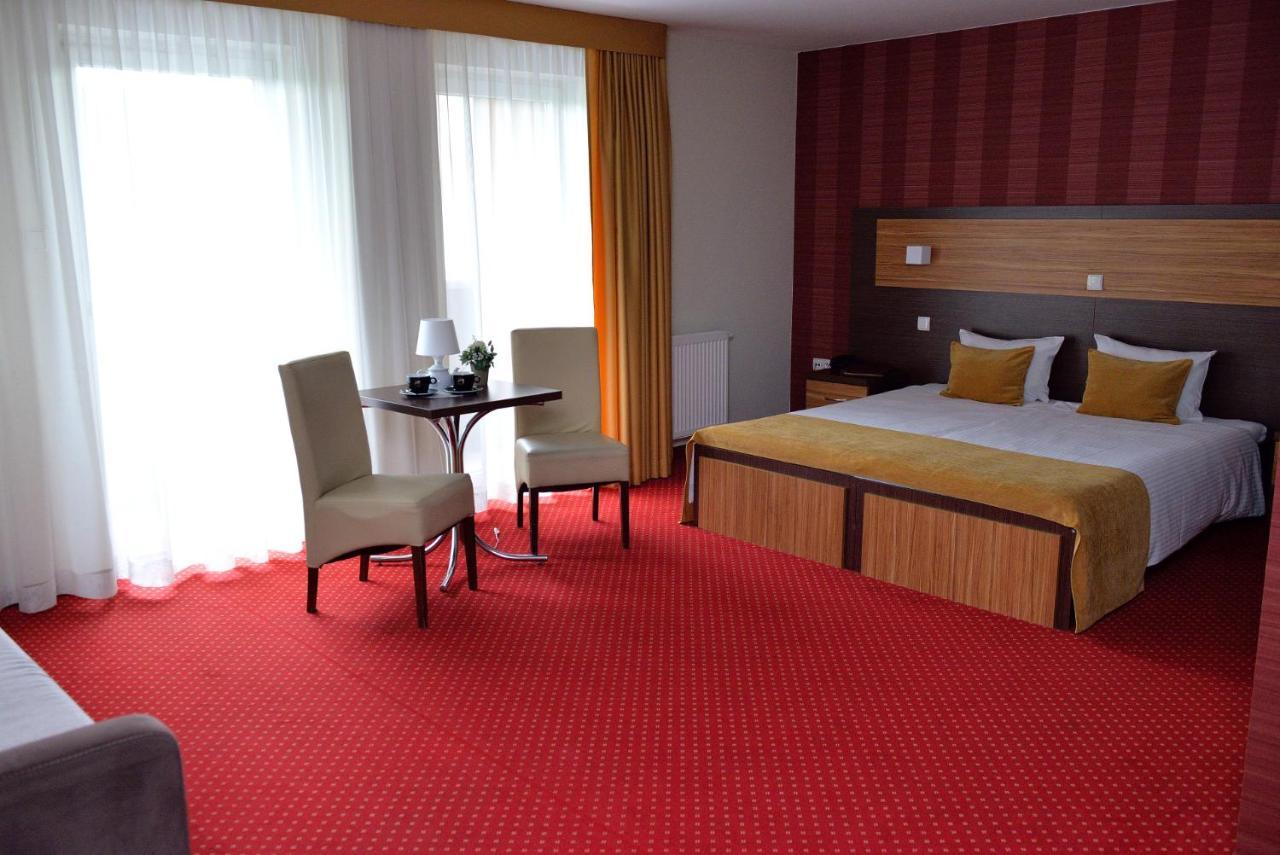 Quest Hotel - Dawniej Hotel Planeta Brzesko Exteriör bild